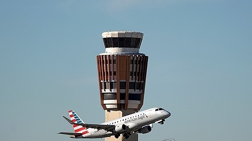 管制塔の前を過ぎる航空機。［写真 AP＝聯合ニュース］