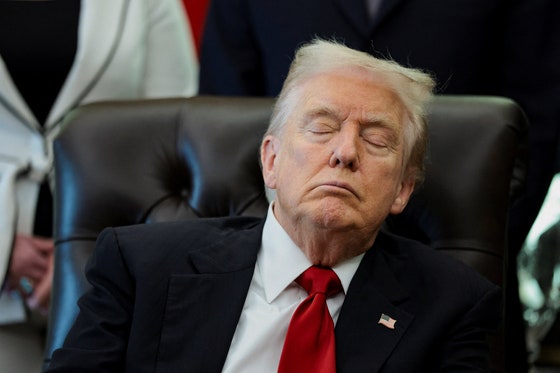 米国のドナルド・トランプ大統領が6日、ホワイトハウスの「決断の机」の後ろの椅子に座り、製薬会社の薬価引き下げ発表を聞きながら目を閉じたままうとうとしている。ロイター＝聯合ニュース