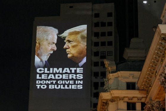 COP30開催国のブラジルの首都リオデジャネイロで、気候変動への対応に参加しないトランプ米大統領を批判する垂れ幕が設置されている。 ［AFP＝聯合ニュース］