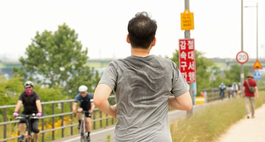 ソウル漢江（ハンガン）公園で運動する市民 ［聯合ニュース］