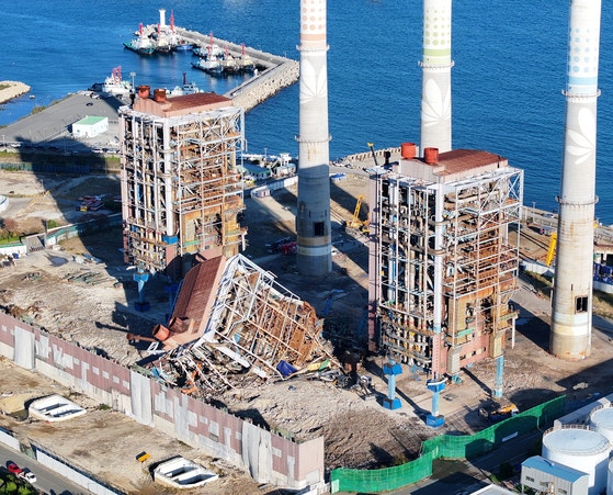 蔚山（ウルサン）火力発電所ボイラータワー崩壊事故から5日目を迎えた10日の事故現場の様子。倒壊した5号機の両側にあり、崩壊の危険がある4・6号機の発破・解体を前に、この日午後6時から発破地点半径300メートル以内の人員と機材を撤収し、車両の進入などを統制する安全区域の設定作業が進められた。［聯合ニュース］