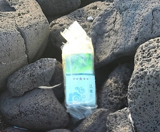 10日、済州市旧左邑東福里（チェジュシ・クジャウプ・トンボクリ）で発見された「茶」と書かれた袋。［写真　済州地方海洋警察庁］