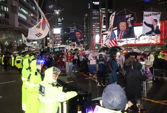 先月19日午後、明洞（ミョンドン）の在韓中国大使館付近で反中集会が行われた。行進が始まり、警察が明洞通りへ向かう道を封鎖している。聯合ニュース