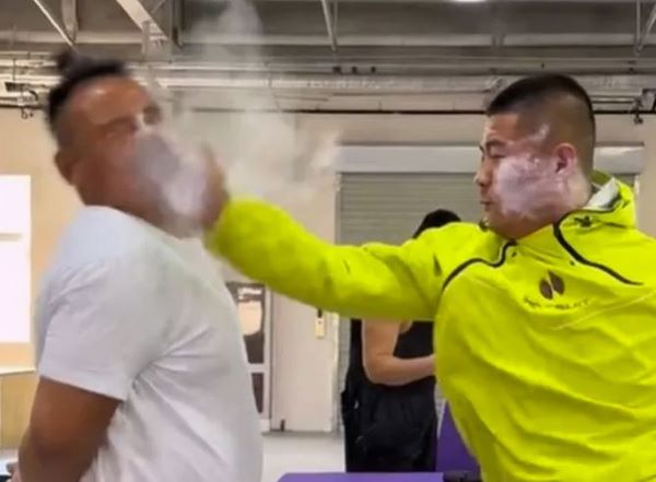 パワースラップ大会に向けて練習する趙鴻剛選手（右）と同僚の様子。［写真 SNS］