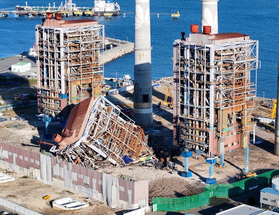 10日午後、蔚山（ウルサン）火力発電所のボイラータワー倒壊現場の様子。消防当局は倒壊した5号機ボイラータワーの両側にある4号機と6号機の発破準備作業を進めながら、人力による捜索を一時中断した。ただし、ドローンや救助犬を投入した捜索は続けている。［聯合ニュース］