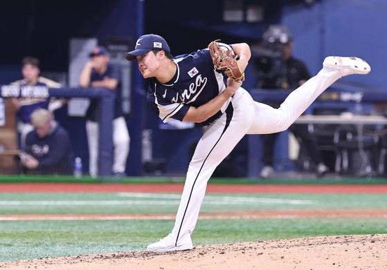 チェコ戦で剛速球の威力を見せた新人投手の鄭宇宙（チョン・ウジュ） ［ニュース1］