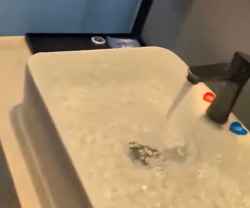   ホテルの浴室の洗面台から水があふれる場面 ［写真 sns］