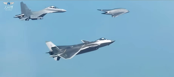  中国軍の戦闘機とドローンが編隊飛行する映像 ［写真 中国CGTNユーチューブ キャプチャー］