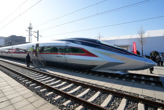   2024年末に公開された、時速450キロまで試験走行が可能な中国の高速鉄道試作車。［新華社＝聯合ニュース］