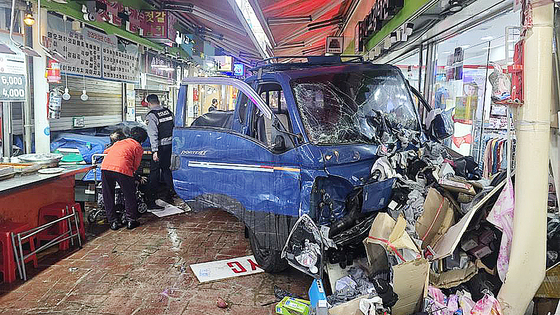 商店街に突っ込んだトラック。［写真　富川消防署］
