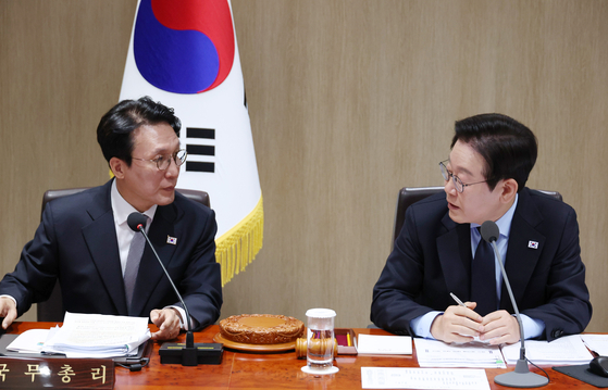 韓国の李在明（イ・ジェミョン）大統領と金民錫（キム・ミンソク）首相が11日、竜山（ヨンサン）大統領室で開かれた国務会議で、会議の公開範囲について調整している。聯合ニュース