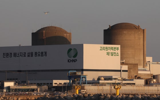 釜山（プサン）古里（コリ）原発2号機。原子力安全委員会は13日の全体会議で継続運転許可を議決した。 ソン・ボングン記者