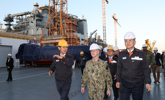 米海軍作戦部長のダリル・コードル氏が今月15日、ハンファオーシャン巨済（コジェ）事業場を訪れ、維持・補修・整備（MRO）作業中の米海軍補給艦「チャールズ・ドリュー」を視察している。左から、ハンファオーシャン特殊船事業管理担当のキム・ギュベク氏、コードル米海軍作戦部長、ハンファオーシャン代表のキム・ヒチョル氏。［写真　ハンファオーシャン］