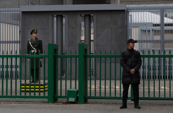 ものものしい雰囲気が漂う在北京日本大使館－15日、厳重な警備での中の在北京駐在日本大使館の様子。中国は旅行や留学など、日本への渡航自粛勧告を出した。EPA＝聯合ニュース
