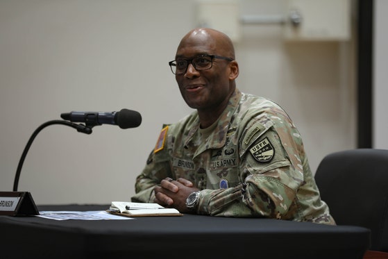 エグザビエル・ブランソン在韓米軍司令官が今年8月、京畿道平沢（キョンギド・ピョンテク）のハンフリーズ米軍基地で記者懇談会を行っている様子。［写真 在韓米軍司令部］