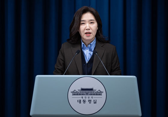 大統領室の姜由楨（カン・ユジョン）報道官が11日、ソウル竜山大統領室庁舎で国務会議決定関連ブリーフィングをしている。 ［ニュース1］