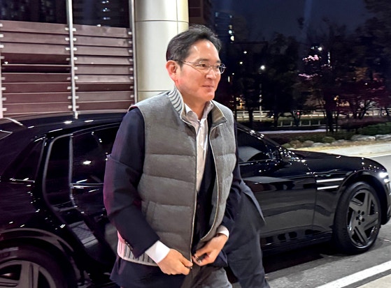 李在鎔（イ・ジェヨン）サムスン電子会長が17日、韓国・UAEビジネスラウンドテーブル（BRT）に出席するためソウル金浦（キンポ）ビジネス航空センター（SGBAC）を通じてUAEに出国している。 ［聯合ニュース］