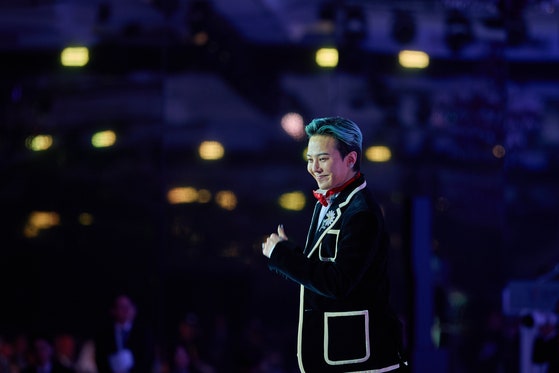 先月31日、慶州APEC首脳会議の夕食会で公演する歌手G－DRAGON、［写真 韓国大統領室］