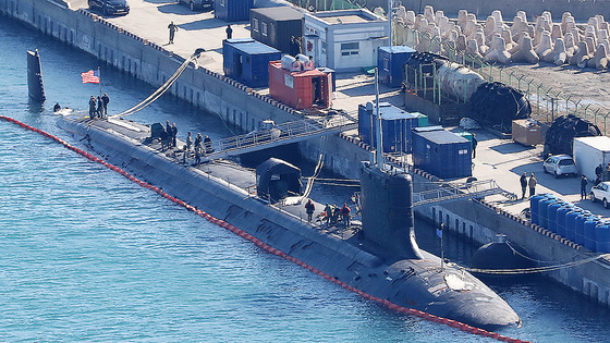 釜山港に入港する米海軍のバージニア級原子力潜水艦「ミズーリ」。［写真 ニュース1］
