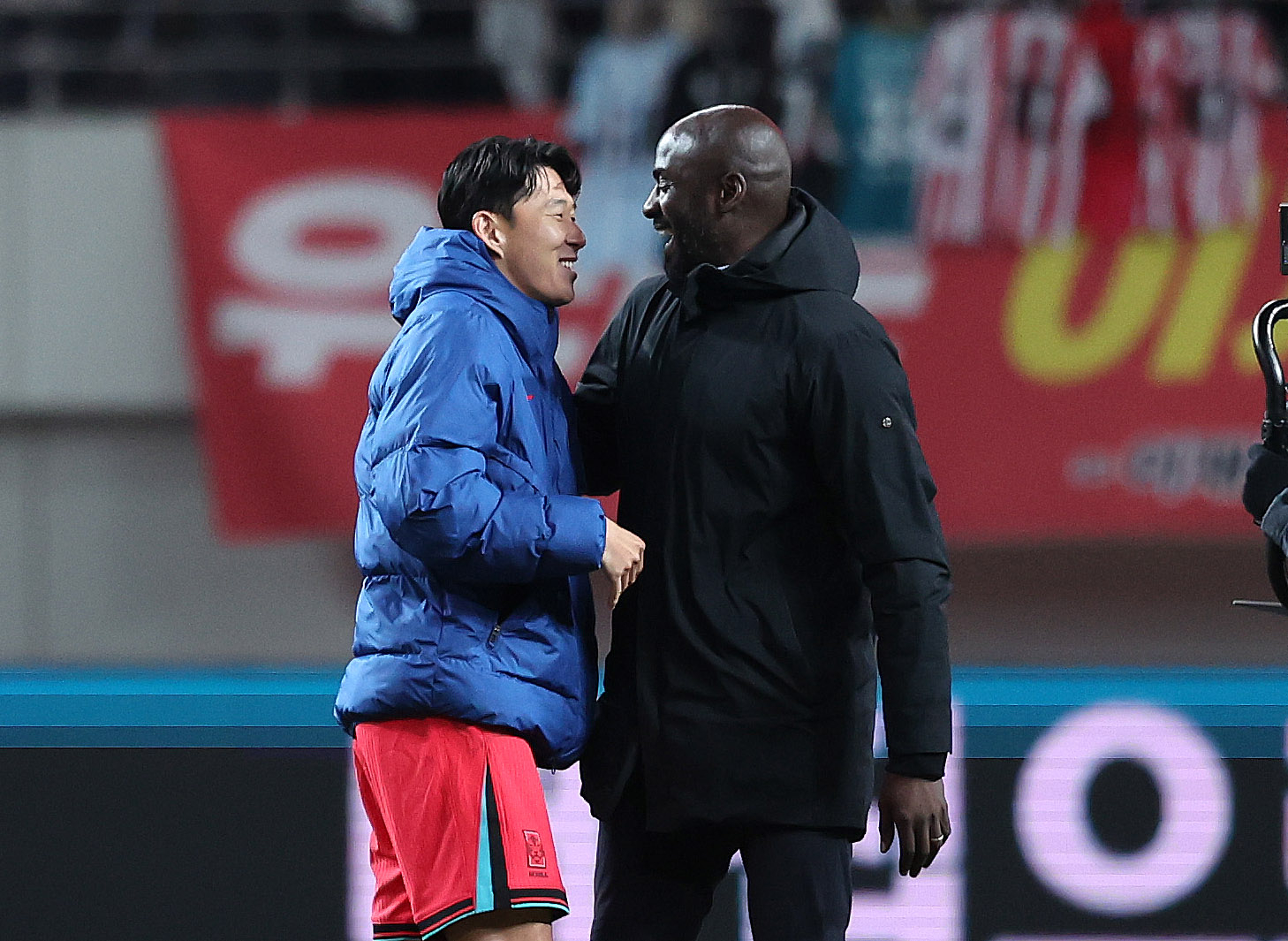韓国代表の主将・孫興慜（ソン・フンミン）がハンブルク時代に共に過ごしたガーナ代表のオットー・アッド監督とあいさつを交わしている。［ニュース1］