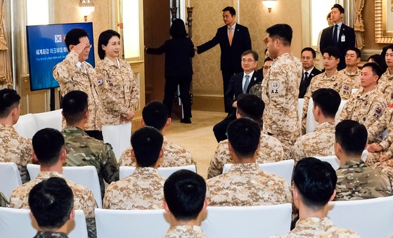 アラブ首長国連邦（UAE）を国賓訪問中の李在明大統領が19日にアブダビのホテルで開かれたアーク部隊将兵激励行事で部隊長のイム・ジギョン大佐の敬礼を受けている。チョン・ミンギュ記者