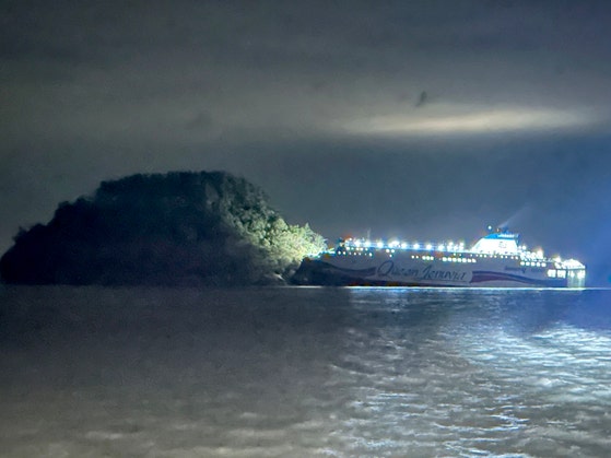 19日午後、全羅南道新安郡長山面（チョルラナムド・シナングン・チャンサンミョン）のチョク島で、2万6000トン級の旅客船「クイーンジェヌビアII（Queen Jenuvia II）」が座礁した。事故船はこの日午後、乗客246人・乗務員21人の計267人を乗せ、済州（チェジュ）を出港して木浦（モクポ）に向かっていた。［写真 木浦海洋警察］