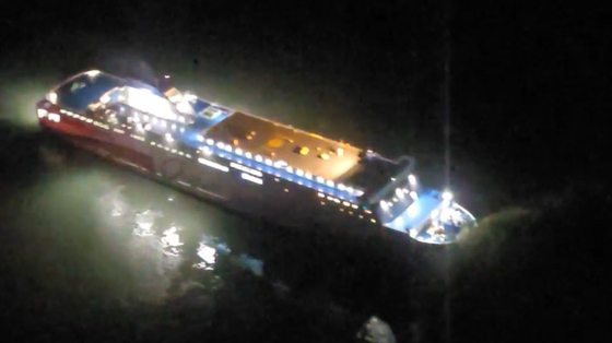 19日午後8時16分ごろ、全羅南道新安郡長山面（チョルラナムド・シナングン・チャンサンミョン）チョク島付近で260人余りが乗った旅客船が座礁し、海洋警察が救助作業を行っている。［写真 木浦海洋警察］