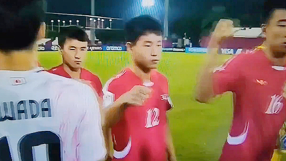 北朝鮮代表の選手らがU－17（17歳以下）ワールドカップ（W杯）16強戦の日本戦の前、拳で殴るようなハイファイブをした。 ［SNS キャプチャー］