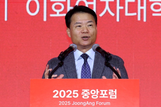  梨花女子大学の朴仁煇教授が19日にソウル市内のホテルで開かれた中央フォーラムで「トランプ時代の韓米同盟と韓米日安保協力案」を主題に発表している。チャン・ジニョン記者