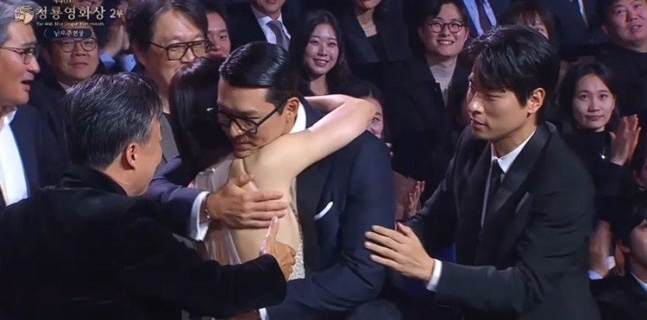   第46回青龍映画賞で抱き合うヒョンビン＆ソン・イェジン夫妻。［第46回青龍映画賞］