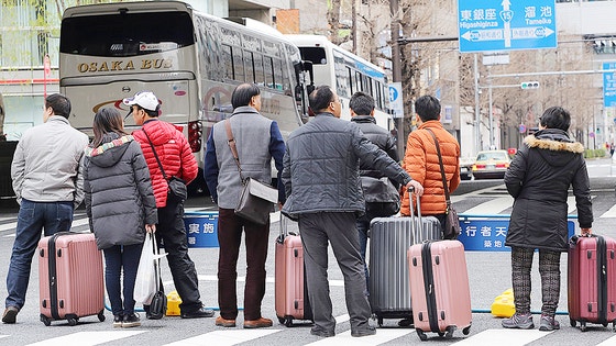 中国が自国民に日本旅行の自粛を勧告し、自国の航空会社にも日本行き航空便を手数料なしでキャンセルするよう指示した。写真は2016年、東京を旅行中の中国人観光客。［AP＝聯合ニュース］