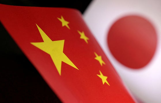 中国の五星紅旗と日本の日章旗。ロイター＝聯合ニュース