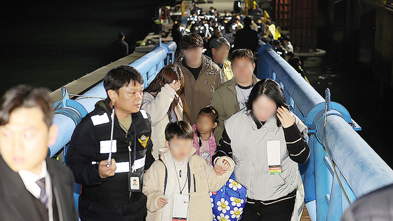 19日、全羅南道木浦の海洋警察専用埠頭で旅客船「クイーンジェヌビア2号」の乗客が救助され移動している。［写真 聯合ニュース］
