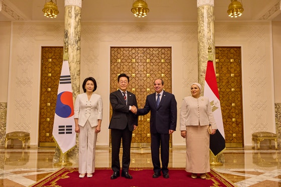 エジプトを公式訪問した韓国の李在明（イ・ジェミョン）大統領が20日、カイロ大統領宮殿での首脳会談に先立ち、エジプトのアブドゥルファタハ・エル・シシ大統領と記念撮影をしている。左は金恵景（キム・ヘギョン）夫人、右はインテサール・・エル・シシ夫人。李大統領はこの日、カイロ大学で韓国政府の中東構想をテーマに演説した。チョン・ミンギュ記者