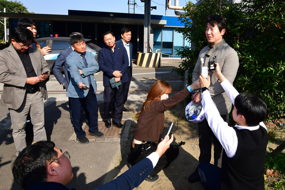 11月6日、警察が5日に発生したポスコDXの労働者死亡事故と関連し、浦項製鉄所2番門の前で合同鑑識の内容などについて説明している。［ニュース1］