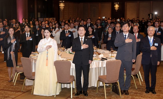 韓国の李在明（イ・ジェミョン）大統領と金恵景（キム・ヘギョン）夫人が20日（現地時間）、エジプト・カイロのあるホテルで開かれた在エジプト同胞・駐在企業関係者懇談会で花束を受け取っている。チョン・ミンギュ記者