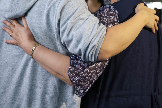 9月12日、仁川（インチョン）国際空港第2ターミナルの長期駐車場で、米国ジョージア州の現代（ヒョンデ）自動車グループ―LGエナジーソリューションのバッテリー合作工場の建設現場で拘禁された後、収容されていた300人余りの韓国人社員が韓国へ帰国し、家族と再会している。チェ・ヨンジェ記者