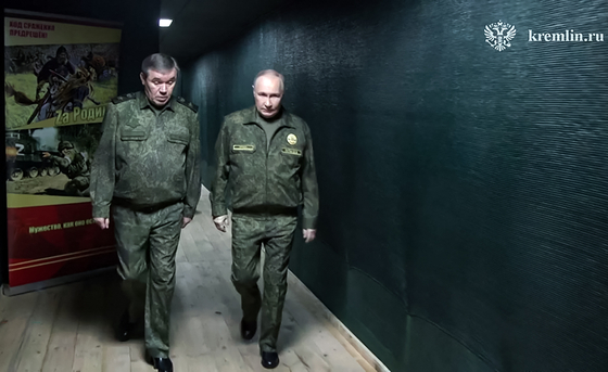 ロシアのプーチン大統領が20日（現地時間）、西部軍司令部を訪問し、軍服姿で戦況の報告を受けている。 ［AFP＝聯合ニュース］