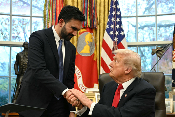 21日（現地時間）、米ワシントンD.C.のホワイトハウス執務室で、ドナルド・トランプ米大統領（右）が次期ニューヨーク市長のゾーラン・マムダニ氏と握手し、親しげな姿を見せた。［AFP＝聯合ニュース］