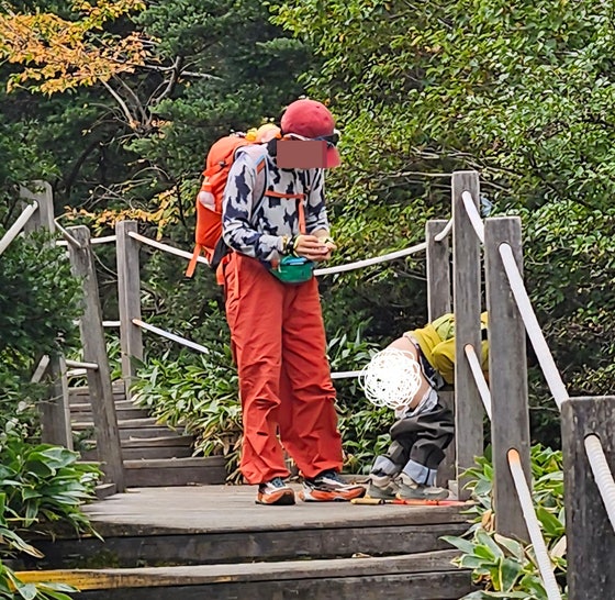 漢拏山（ハルラサン）の登山道で排便する中国人家族。［漢拏山国立公園ホームページ　キャプチャー］