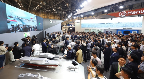 5月末、釜山（プサン）BEXCOで開催された2025国際海洋防衛産業展（MADEX）で観覧客がHD現代の無人水上艦を観覧している。 ［聯合ニュース］