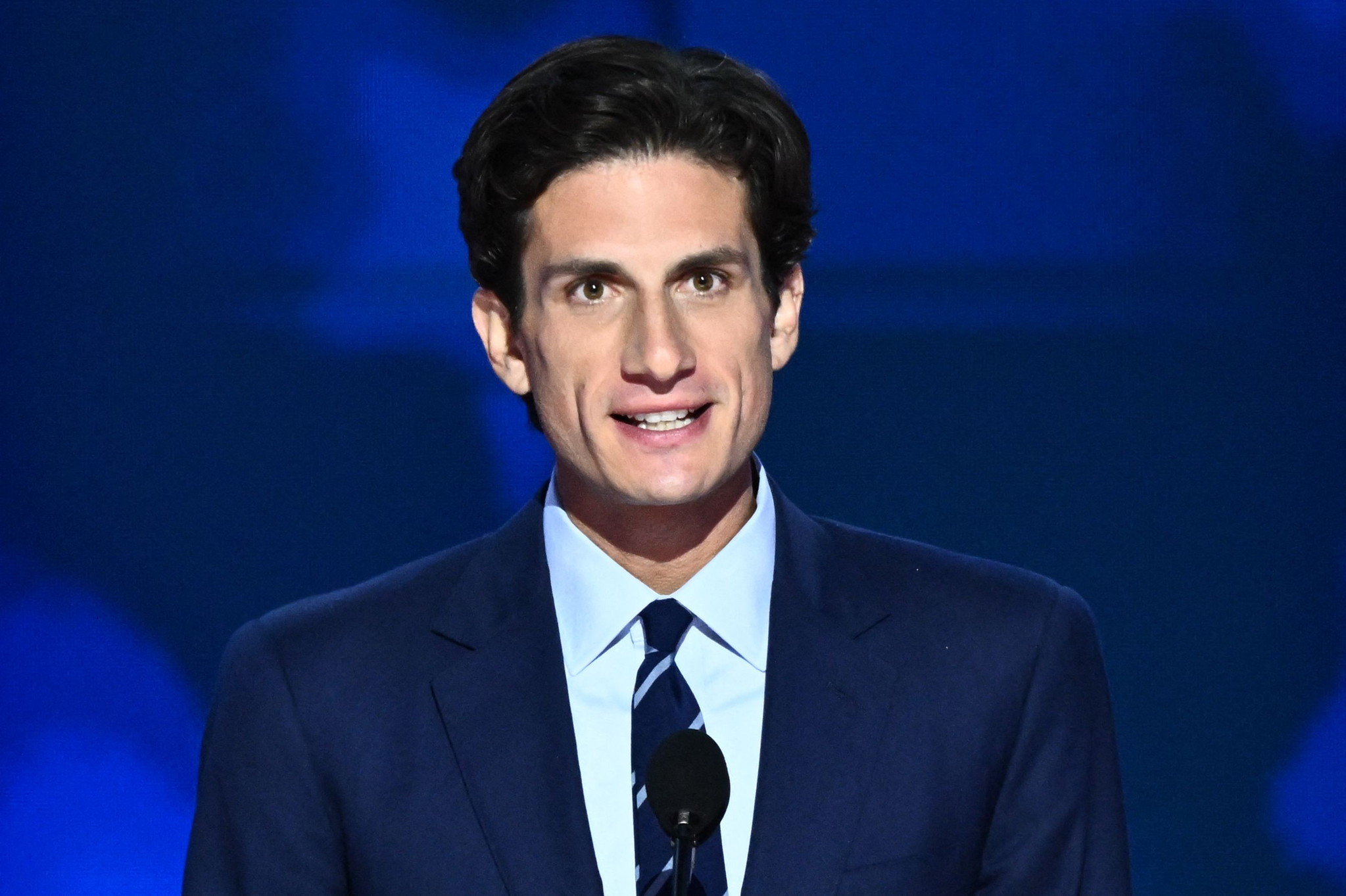 米民主党全国党大会で演説するジョン・F・ケネディ元米国大統領の外孫ジャック・シュロスバーグ氏。［AFP＝聯合ニュース］