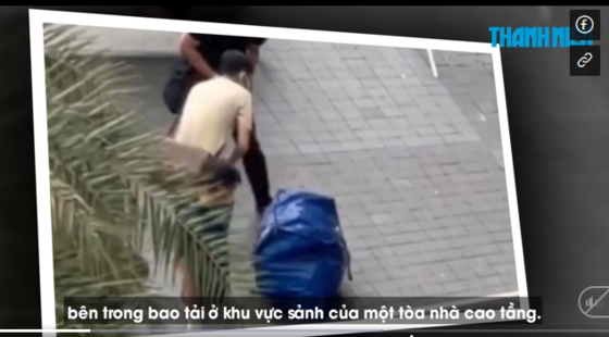 23日（現地時間）、ベトナム・ホーチミン市のある高層ビルで袋に入れられた韓国人男性の遺体が発見された。警察が現場を調査している。［ベトナム青年新聞　キャプチャー］