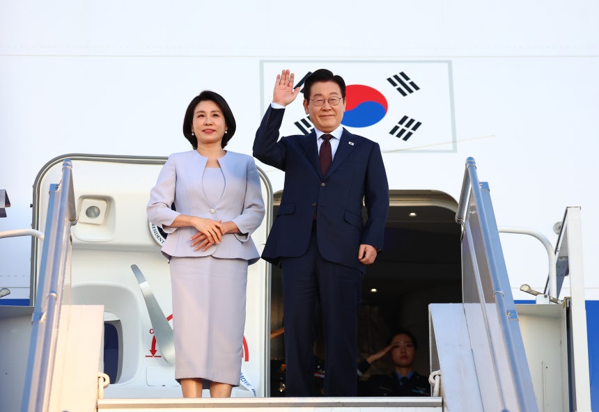主要20カ国・地域（G20）首脳会議（サミット）の日程を終えた韓国の李在明（イ・ジェミョン）大統領と金恵景（キム・ヘギョン）夫人が23日（現地時間）、次の国賓訪問先であるトルコへ向かうため、南アフリカ共和国ヨハネスブルクのO・R・タンボ国際空港で空軍1号機に乗り込み挨拶している。聯合ニュース
