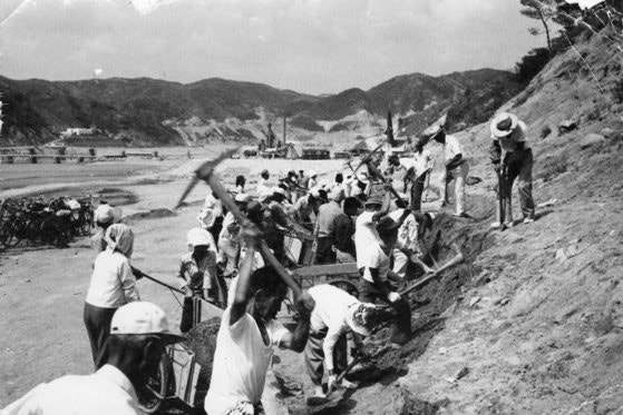 セマウル運動は成果の評価に基づいて優秀な村を差別支援した。河川整備事業の風景。 ［中央フォト］