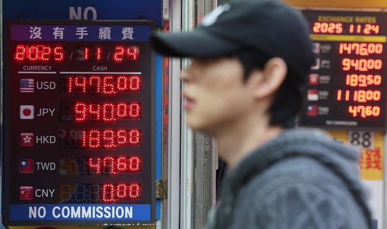 ソウル外国為替市場で24日のウォン相場は前日より1．50ウォンのウォン安ドル高となる1ドル＝1,477．10ウォンで引けた。この日、ソウル・明洞の両替所で外国人観光客が両替している。［写真 聯合ニュース］