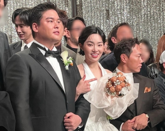 新婦チョ・ヘウォンに渡されたクルミ菓子の模型ブーケ。［富昌（プチャン）製菓インスタグラム　キャプチャー］