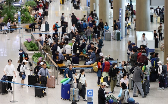 先月12日、秋夕の大型連休を海外で過ごした旅行客が仁川国際空港に帰国している。［写真 ニュース1］
