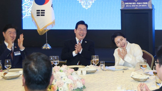 韓国の李在明（イ・ジェミョン）大統領と金恵景（キム・ヘギョン）夫人が24日（現地時間）、トルコ（テュルキエ）・アンカラのホテルで開かれた同胞昼食懇談会で参加者と言葉を交わしている。チョン・ミンギュ記者