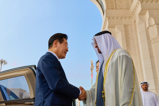 アラブ首長国連邦（UAE）を国賓訪問中の李在明（イ・ジェミョン）大統領が18日（現地時間）、アブダビのカスル・アル・ワタン大統領官邸で行われた公式歓迎式でムハンマド・ビン・ザーイド・アール・ナヒヤーン大統領とあいさつしている。［ニュース1］